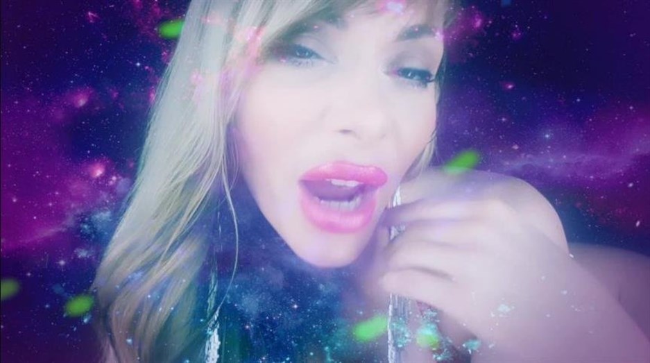 Gili Sky Queen - Juicy LUSCIOUS MESMERIZE lips - pornevening.com